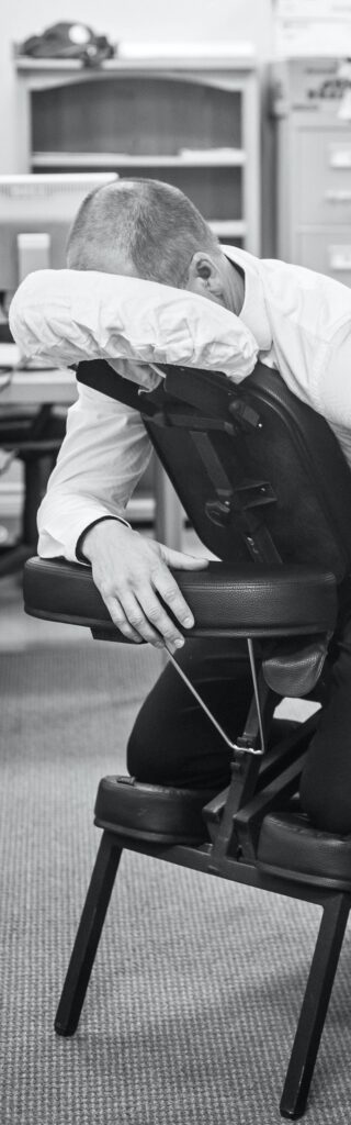 Shiatsu assis un massage habillé sur chaise ergonomique