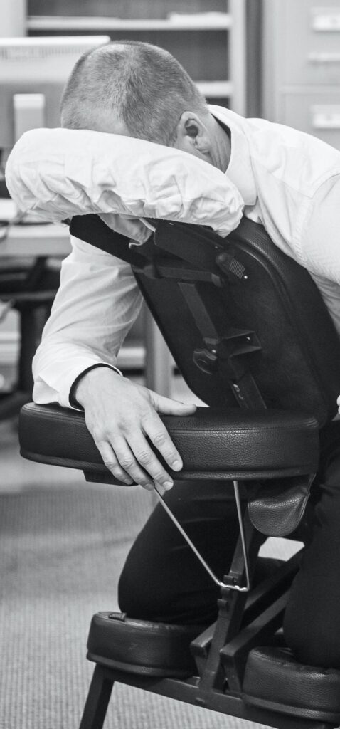 le massage shiatsu assis se pratique sur chaise ergonomique